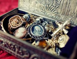 Bahan dan Desain Kotak Perhiasan dalam Sejarah