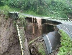 Satu Rumah Ambruk ke Sungai, Jembatan Rerebe Terancam Roboh