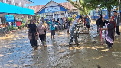 Puluhan SD Terendam Lumpur