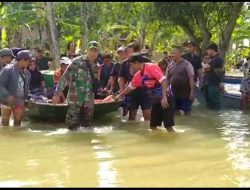 Banjir Rendam Pati Jenazah Warga Mintobasuki Diantar ke Makam Naik Perahu