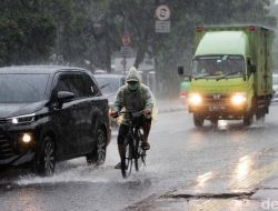 Libur Tahun Baru 2026 Hampir Seluruh Jakarta Diprediksi Hujan