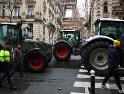 Demo Besar Guncang Perancis Petani Kerahkan 350 Traktor ke Paris