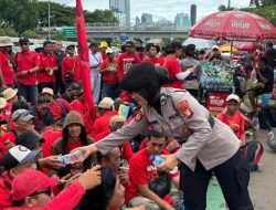 Pelayanan Humanis di DPR Polda Metro Bagikan Air Mineral ke Massa Guru