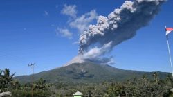 Gunung Lewotobi di Flores Timur Kembali Meletus Warga Diimbau Pakai Masker