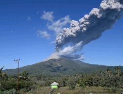 Gunung Lewotobi di Flores Timur Kembali Meletus Warga Diimbau Pakai Masker